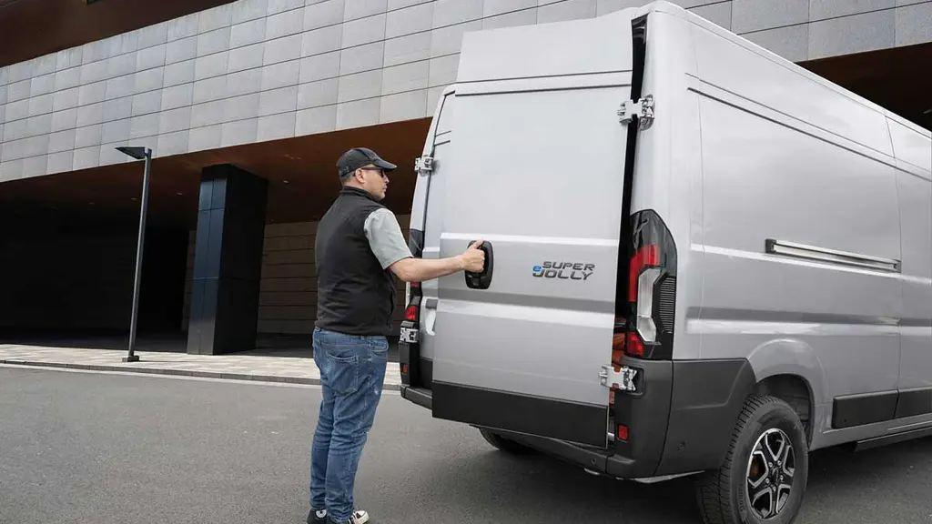 Iveco Superjolly E 35F20 Electric 205KW 110Kwh Extra High Roof Van 4035L WB Auto