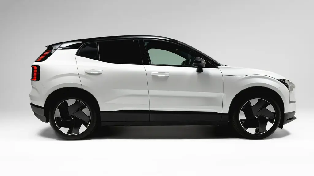 Volvo EX30 Electric 200KW 69KWH SM Extended Range Core Cargo Auto