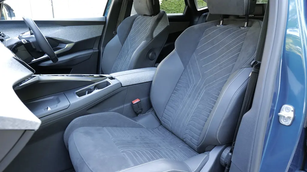 Peugeot 3008 1.2 Hybrid 145 GT Premium 5dr e-DSC6