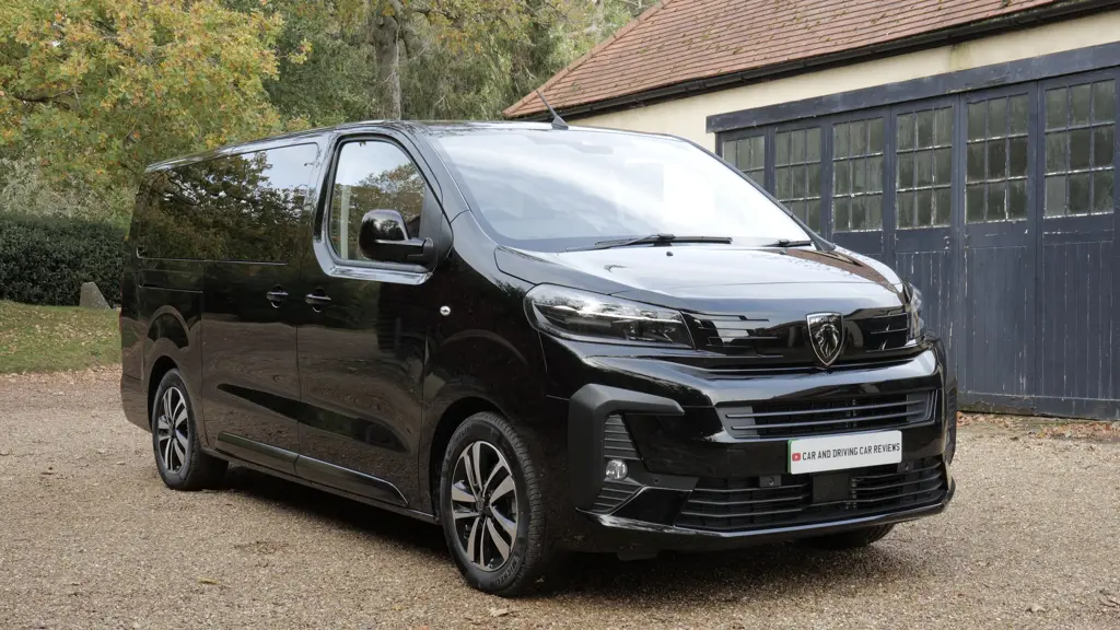 Peugeot Traveller 100kW Combi Standard 9 Seat 75kWh 5dr Auto