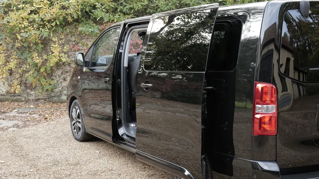 Peugeot Traveller 100kW Combi Standard 9 Seat 75kWh 5dr Auto