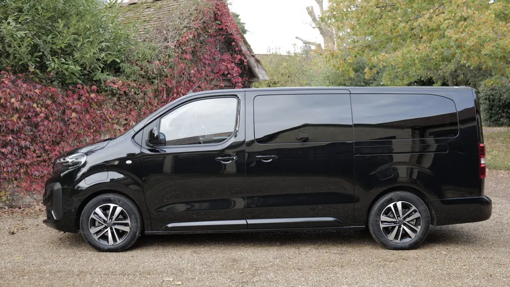 Peugeot Traveller 100kW Combi Standard 9 Seat 75kWh 5dr Auto