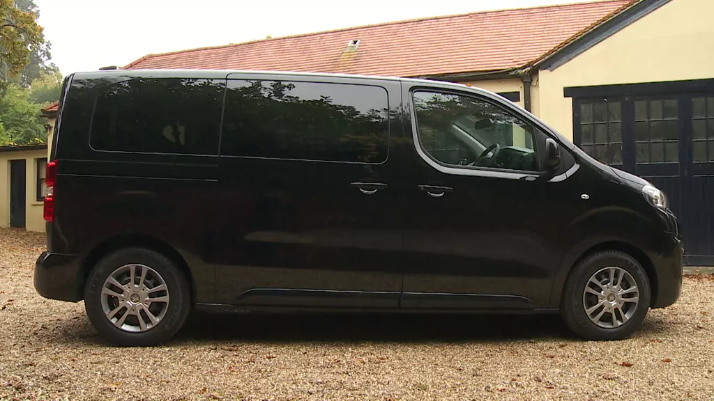 Peugeot Traveller 100kW Business VIP Long 7St 50kWh 5dr At 11kWCh