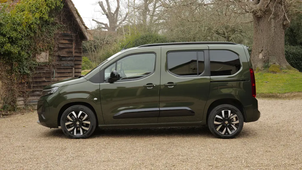 Vauxhall Combo Life 100kW Design XL 52kWh 5dr Auto 7 Seat